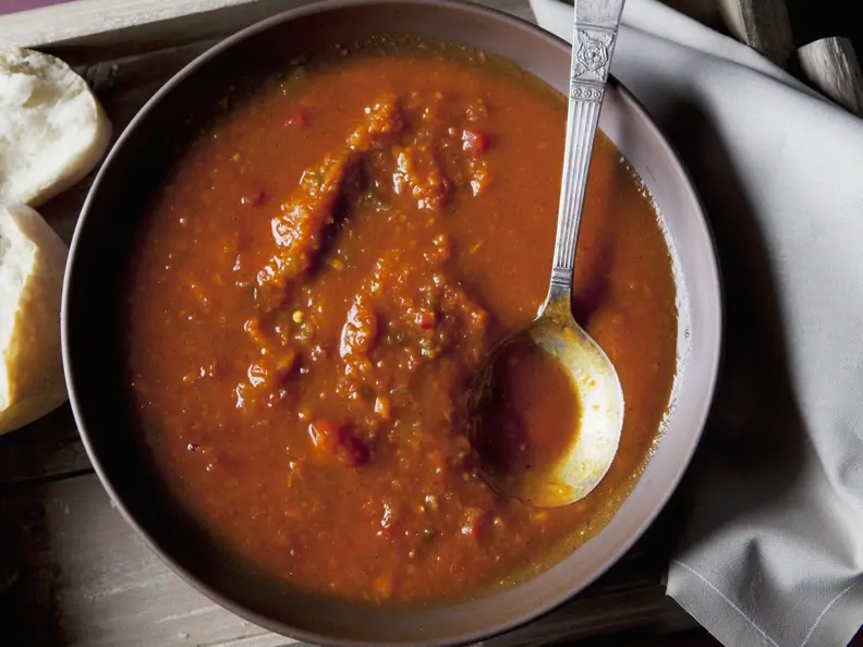 Tomatensuppe mit afrikanischem Relish (Chakalaka)