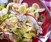 Pastasalat mit Blauschimmelkäse, Rucola und Nüssen