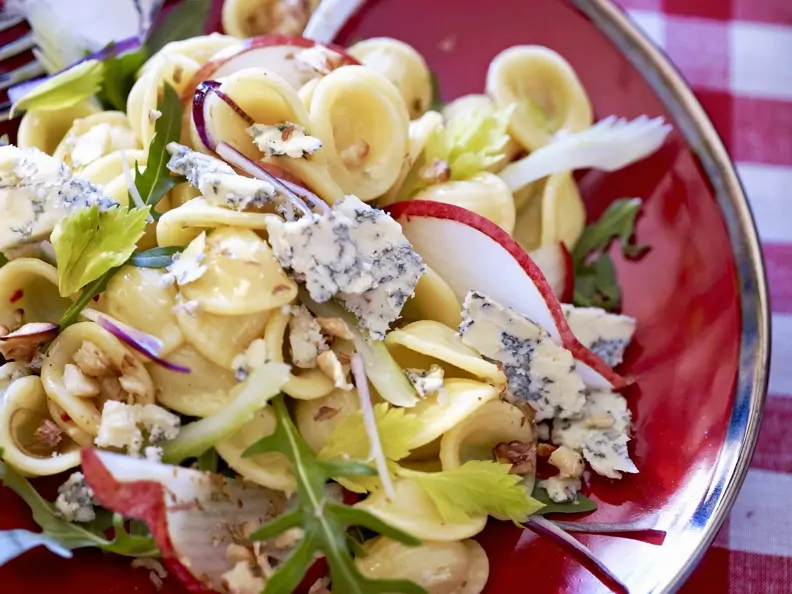 Pastasalat mit Blauschimmelkäse, Rucola und Nüssen