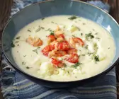 Cremige Selleriesuppe mit Krebsfleisch