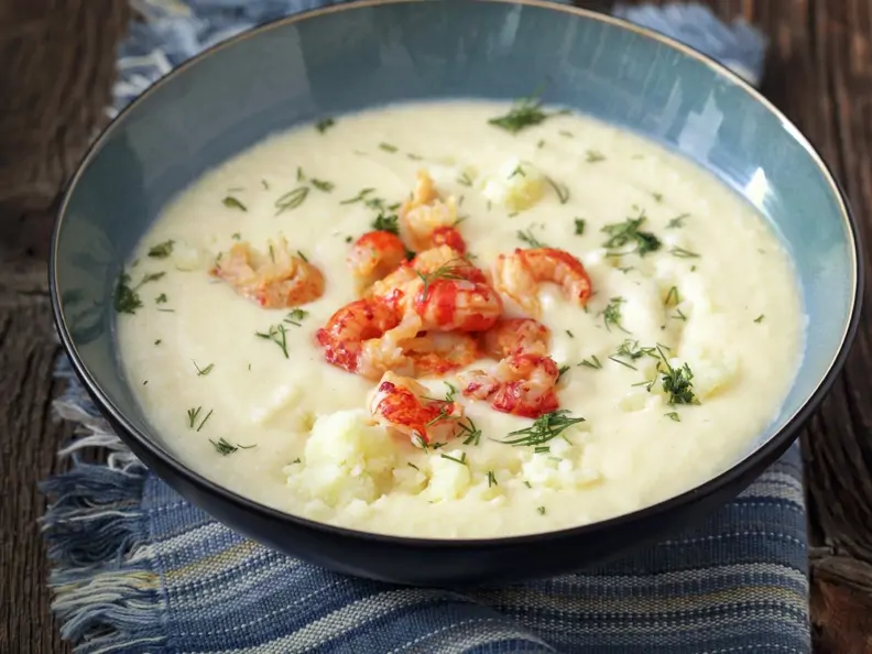 Cremige Selleriesuppe mit Krebsfleisch