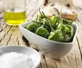 Gegrillte grüne Paprikaschoten