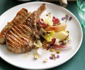 Gegrillte Koteletts mit Chicorée-Pfirsich-Salat