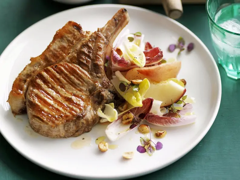 Gegrillte Koteletts mit Chicorée-Pfirsich-Salat