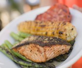 Lachs, Maiskolben und Gemüse vom Grill