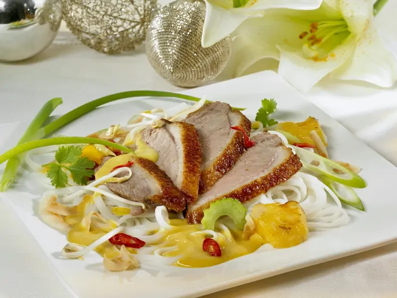 Ente mit Currysauce und Gemüse