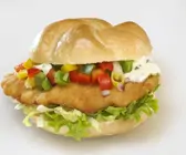 Semmel mit Schnitzel, Salat, Paprika und Gewürzmayonnaise