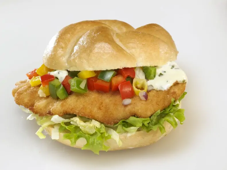 Semmel mit Schnitzel, Salat, Paprika und Gewürzmayonnaise