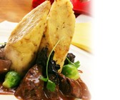 Rehragout mit Serviettenknödel, Rosenkohl und Totentrompeten