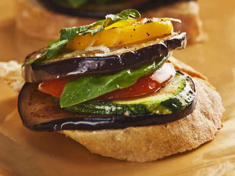 Bruschetta mit Antipasti-Gemüse