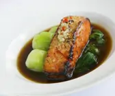 Gebratenes Lachsfilet mit Pak Choy und dunkler Soße