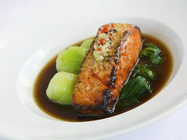 Gebratenes Lachsfilet mit Pak Choy und dunkler Soße