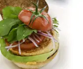 Burger mit Hirsebratling und Tomate