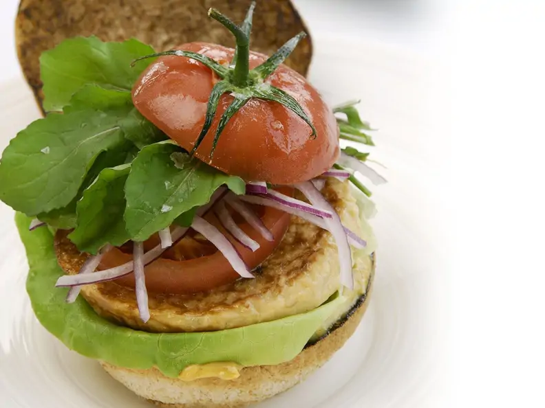 Burger mit Hirsebratling und Tomate
