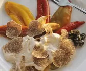 Geschmorte Paprika mit Thunfischsoße und weißen Trüffeln