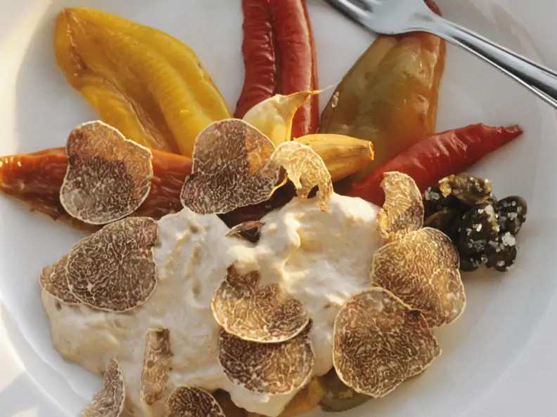 Geschmorte Paprika mit Thunfischsoße und weißen Trüffeln