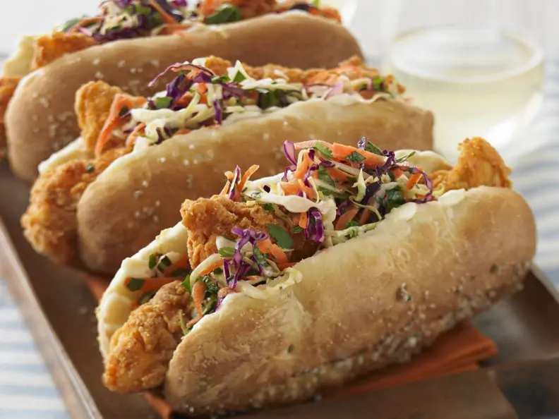 Schnitzel-Sandwich auf amerikanische Art