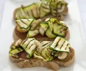Röstbrot mit Grill-Zucchini