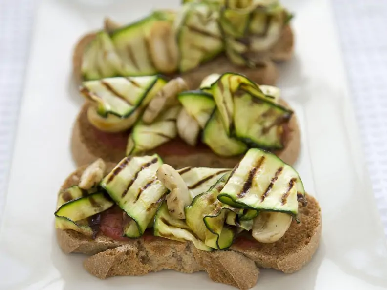 Röstbrot mit Grill-Zucchini