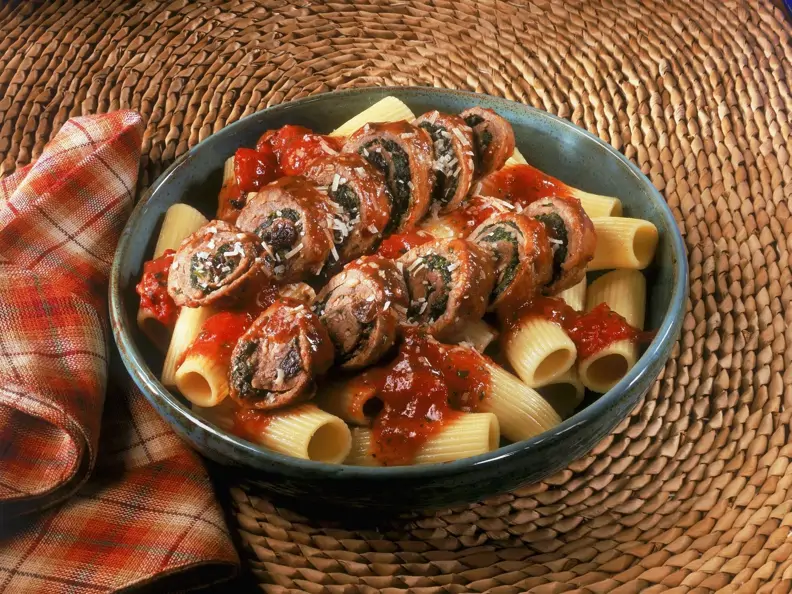 Rinderfleischröllchen mit Nudeln