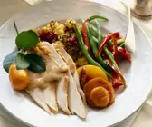 Putenbrustfilet mit Gemüse und Cranbeeriesoße