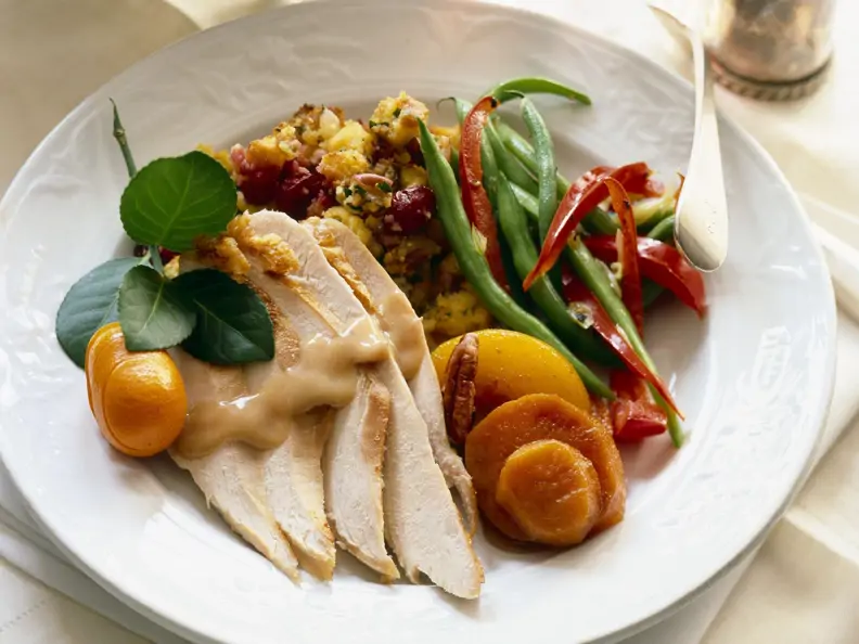 Putenbrustfilet mit Gemüse und Cranbeeriesoße