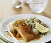 Lachs mit pikanter Salsa und Couscous