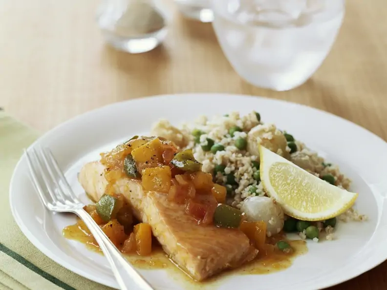Lachs mit pikanter Salsa und Couscous