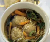 Suppe mit Matzeknödel und Gemüse