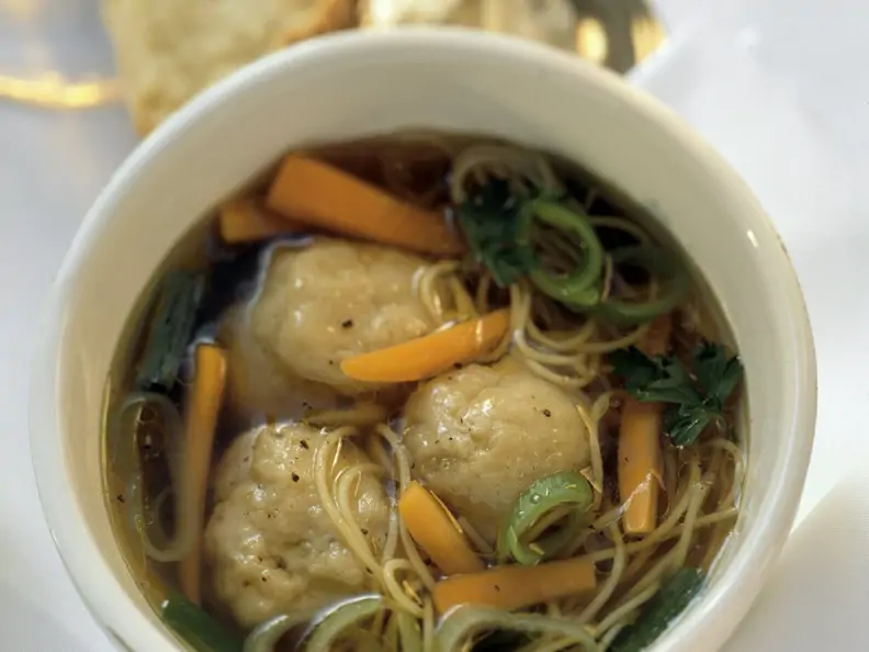 Suppe mit Matzeknödel und Gemüse