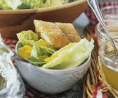 Romanasalat mit Essblüten und Knofi-Brot