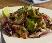Fasanensalat mit Zwiebeln, Feigen und Limetten-Vinaigrette