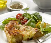 Quiche mit Karamell-Schalotten und Honig, dazu Salat