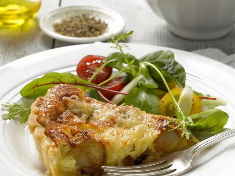 Quiche mit Karamell-Schalotten und Honig, dazu Salat