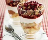 Müsli mit Birne und Granatapfelkernen