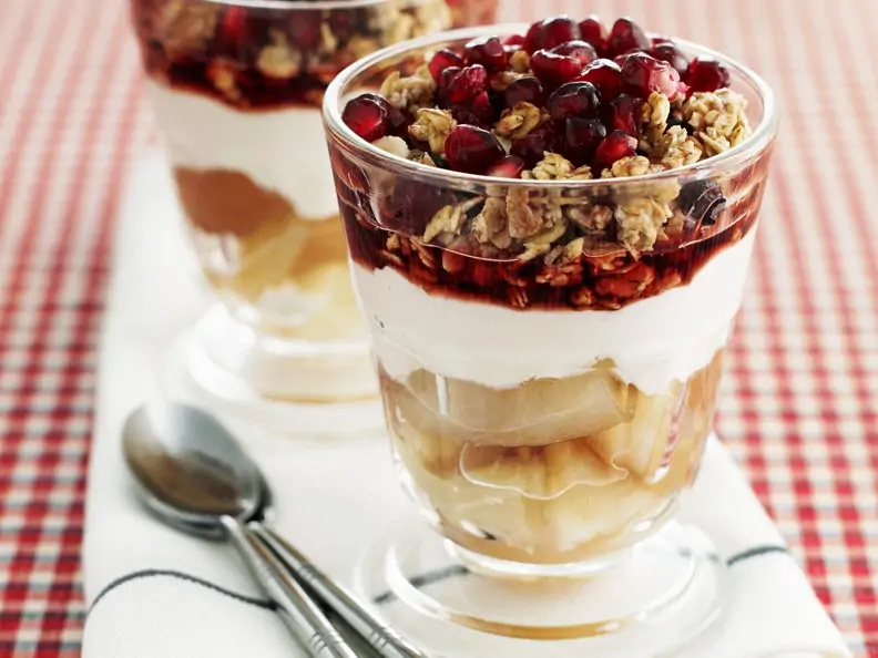 Müsli mit Birne und Granatapfelkernen