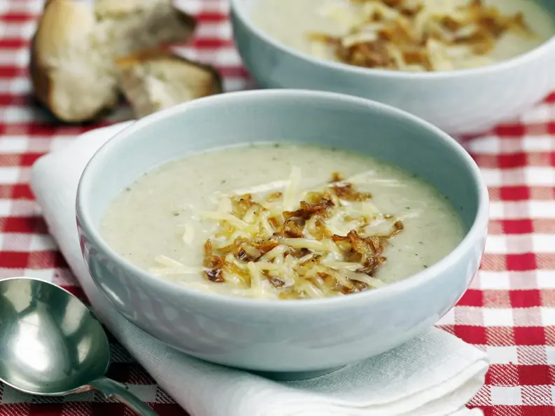 Mehlsuppe mit Käse und gerösteten Zwiebeln