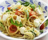 Pasta mit Mozzarella, Cherrytomaten und Rucola