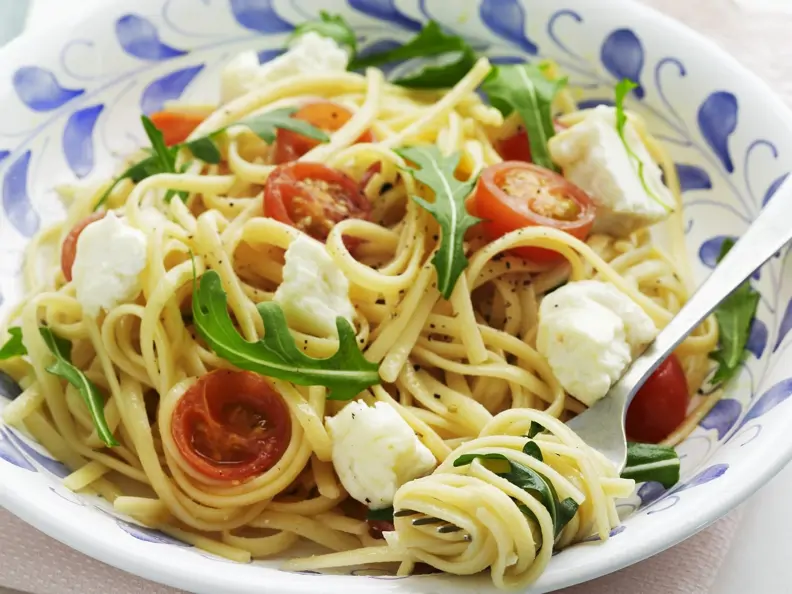 Pasta mit Mozzarella, Cherrytomaten und Rucola