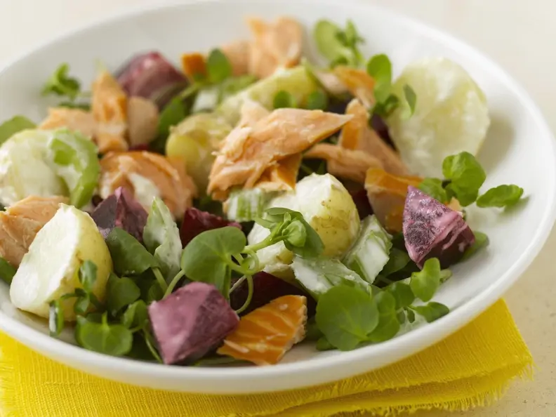 Salat mit Lachs und Joghurt-Dressing