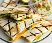 Quesadillas mit Brie und Guacamole