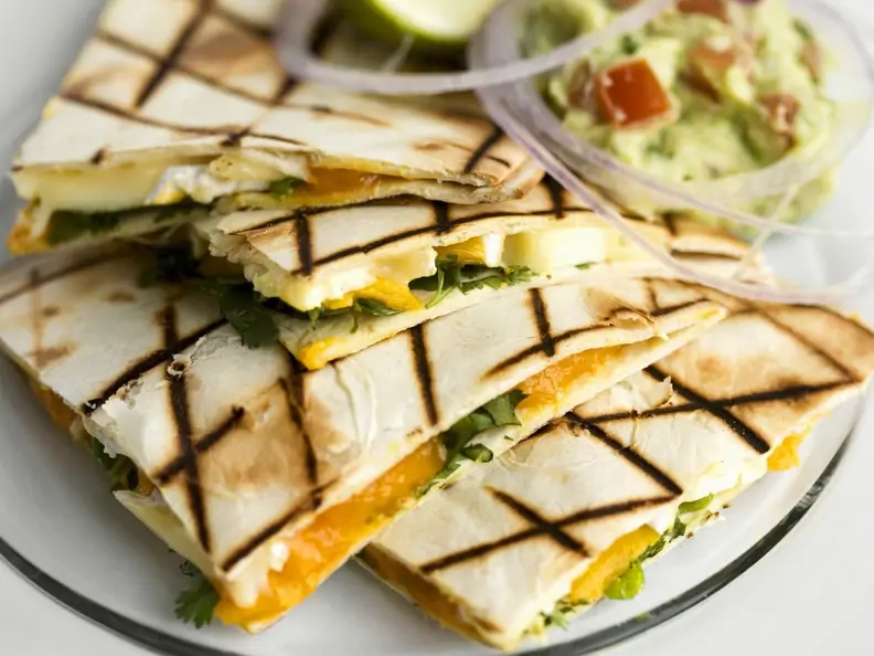 Quesadillas mit Brie und Guacamole