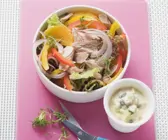 Salat mit Thunfisch dazu Avocado-Gewürzmayonnaise