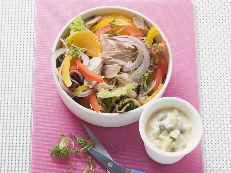 Salat mit Thunfisch dazu Avocado-Gewürzmayonnaise