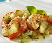 Gebratener Spargel mit Garnelen auf weißem Teller