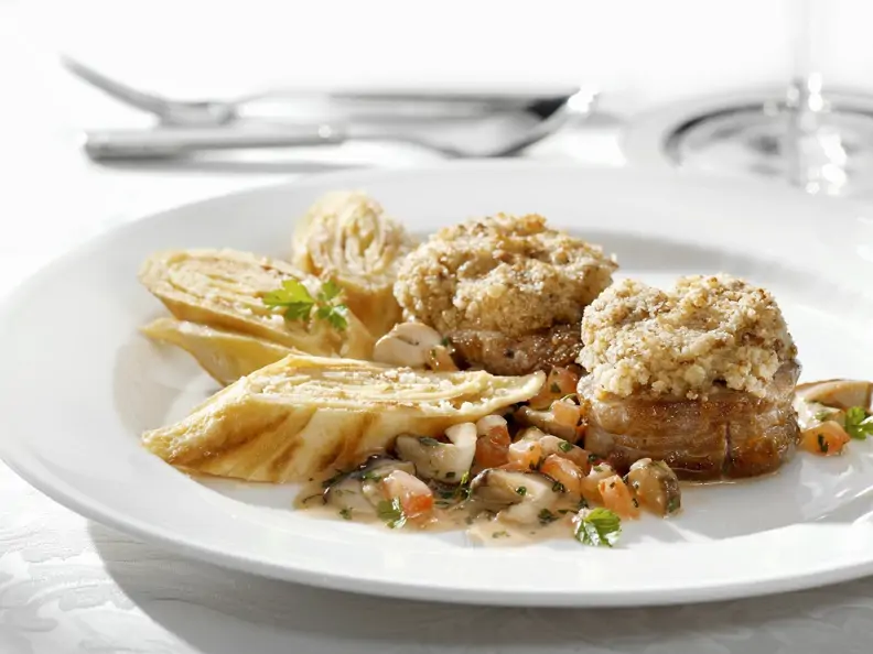 Kalbsfilets mit Laugenhaube dazu Eierkuchen