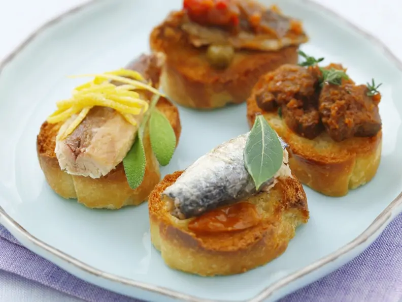 Häppchen mit Sardinen und Makrele