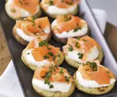 Blinis mit geräuchertem Lachs und Schmand