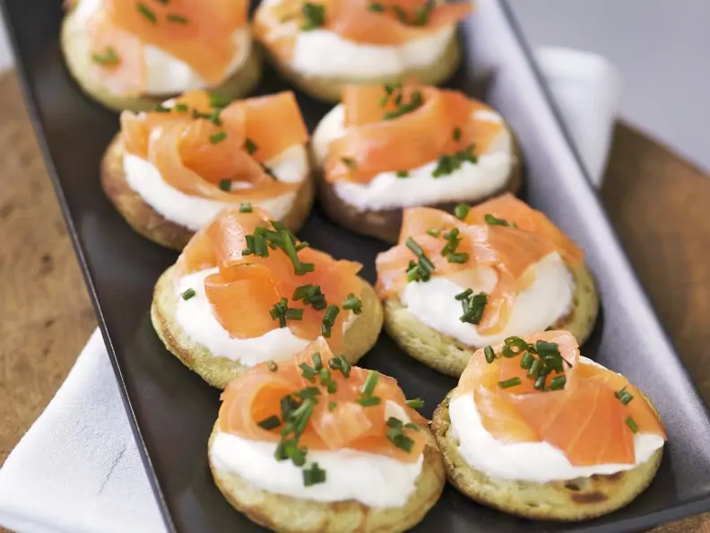 Blinis mit geräuchertem Lachs und Schmand