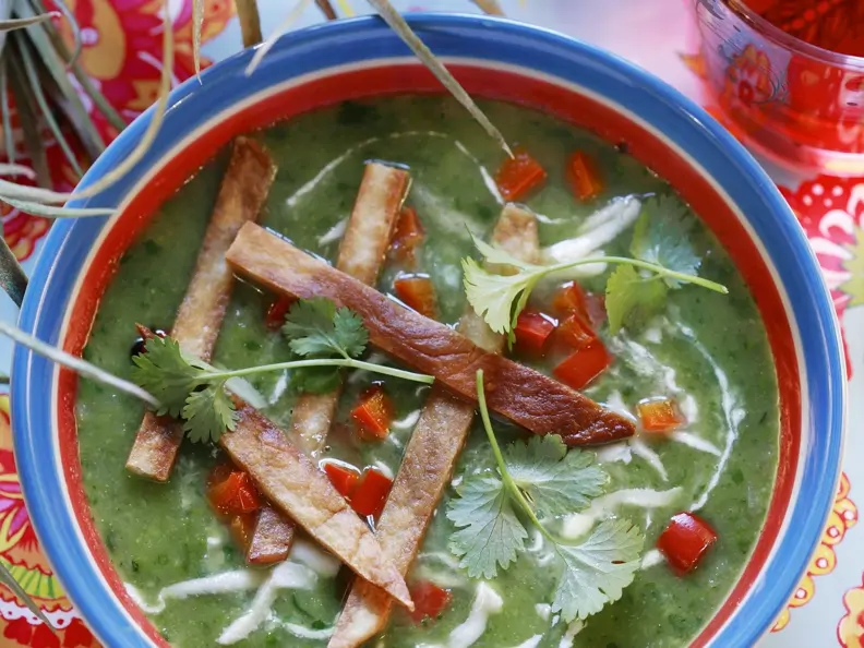Cremige Koriandersuppe mit Speck